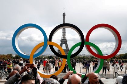 Anéis olímpicos em frente à Torre Eiffel, em Paris