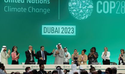 Acordo da COP28 apela à transição dos combustíveis fósseis, mas deixa lacunas