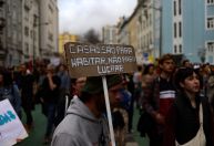Brasileiros que vivem em barracas se unem a protesto contra preço de moradia em Portugal