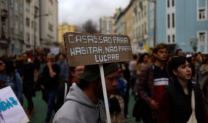Brasileiros que vivem em barracas se unem a protesto contra preço de moradia em Portugal