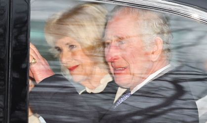 Rei Charles está "muito bem", diz Camilla à multidão em Belfast