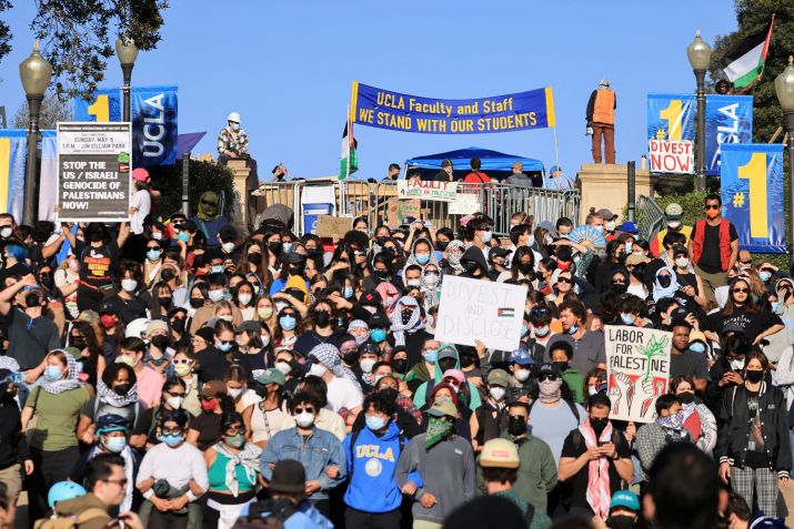 Protesto pró-palestino na Universidade da Califórnia em Los Angeles • Protesto pró-palestino na Universidade da Califórnia em Los Angeles 1/5/2024 REUTERS/David Swanson