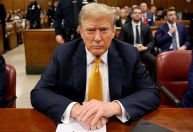 Defesa de Trump encerra fase de julgamento de suborno sem convocá-lo para depor