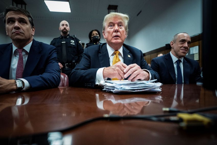 O ex-presidente dos EUA, Donald Trump, acompanhado pelos advogados Todd Blanche e Emil Bove, em julgamento criminal no Tribunal Criminal de Manhattan, em Nova York, NY / 29/05/2024 Jabin Botsford/Pool via REUTERS