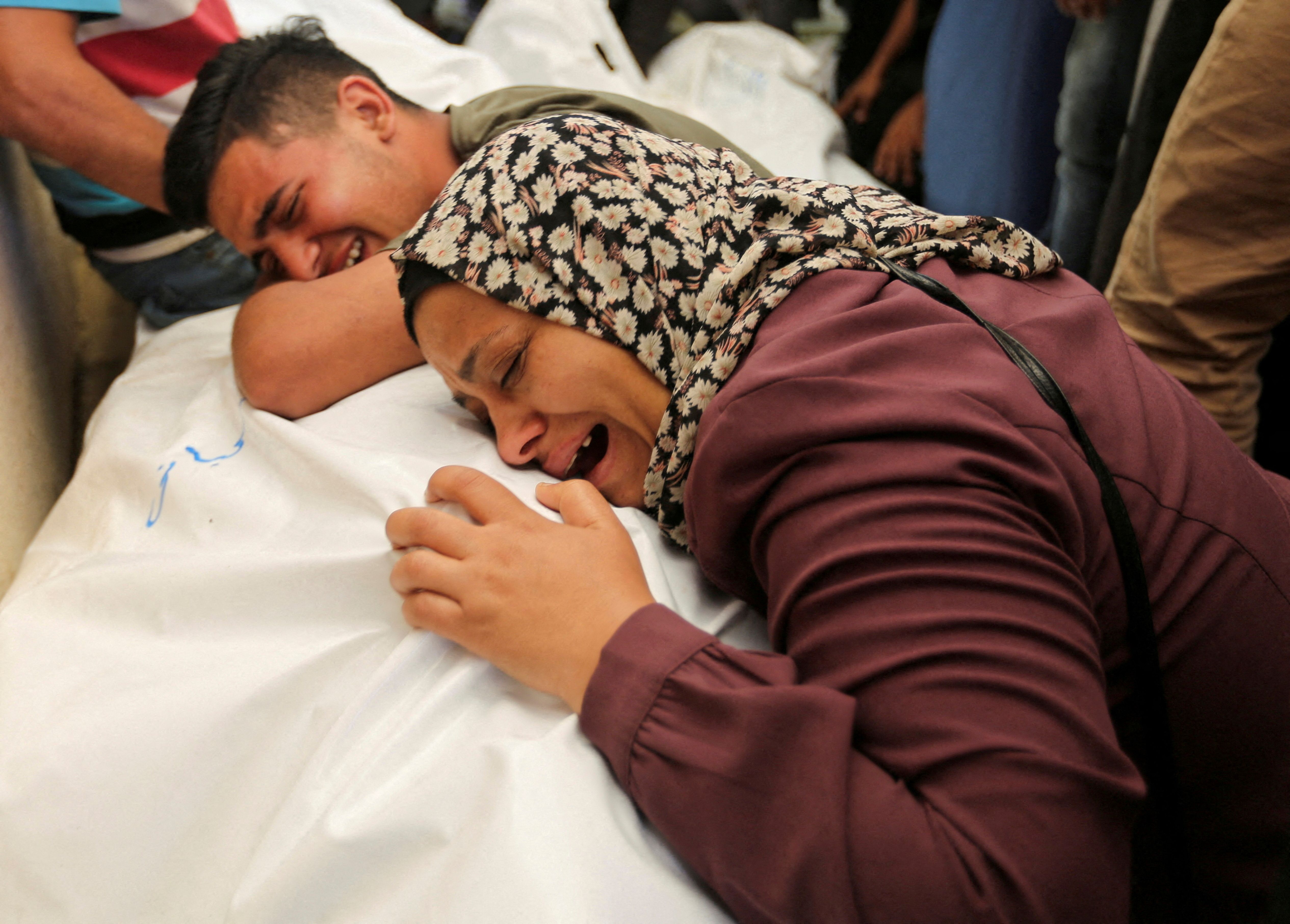 Funeral de palestinos mortos por ataques israelenes no sul de