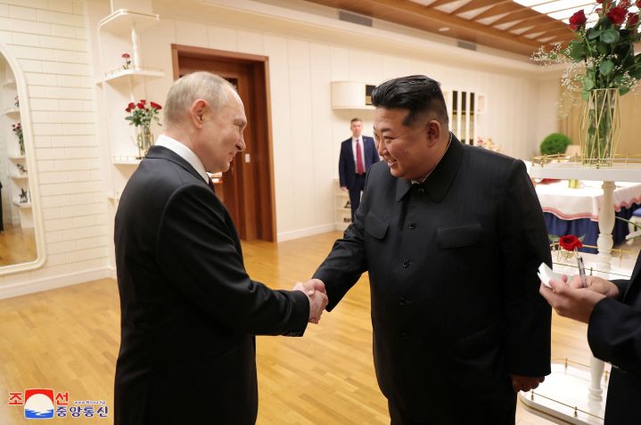 Vladimir Putin e Kim Jong-un em Pyongyang • 19/6/2024 KCNA via REUTERS