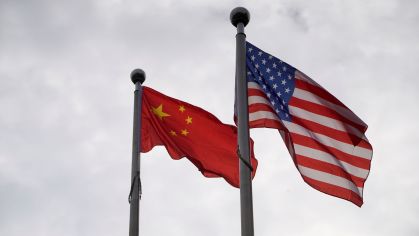 Bandeiras de China e EUA em Xangai