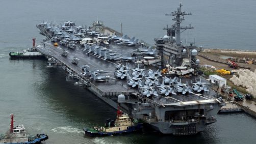 Porta-aviões nuclear dos Estados Unidos Theodore Roosevelt atraca no porto de Busan, Coreia do Sul