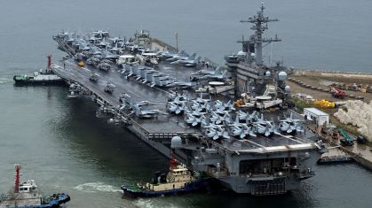 Porta-aviões nuclear dos Estados Unidos Theodore Roosevelt atraca no porto de Busan, Coreia do Sul