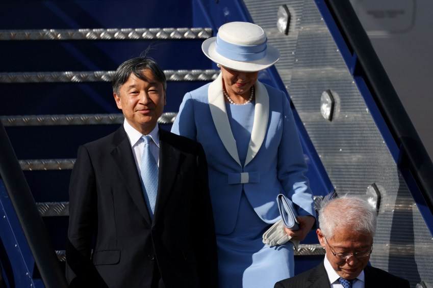 O embaixador japonês no Reino Unido, Hajime Hayashi, caminha na frente do imperador japonês Naruhito e da imperatriz Masako em sua chegada para visita de Estado, no Aeroporto de Stansted, perto de Londres, Reino Unido • 22/06/2024 REUTERS/Suzanne Plunkett