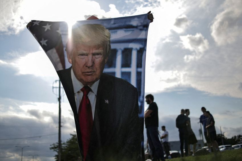 Apoiadores de Donald Trump em Milwaukee / 14/7/2024 REUTERS/Carlos Barria
