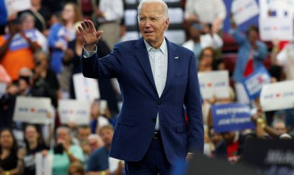 Aumentam apelos democratas para Biden encerrar campanha, mas ele promete seguir