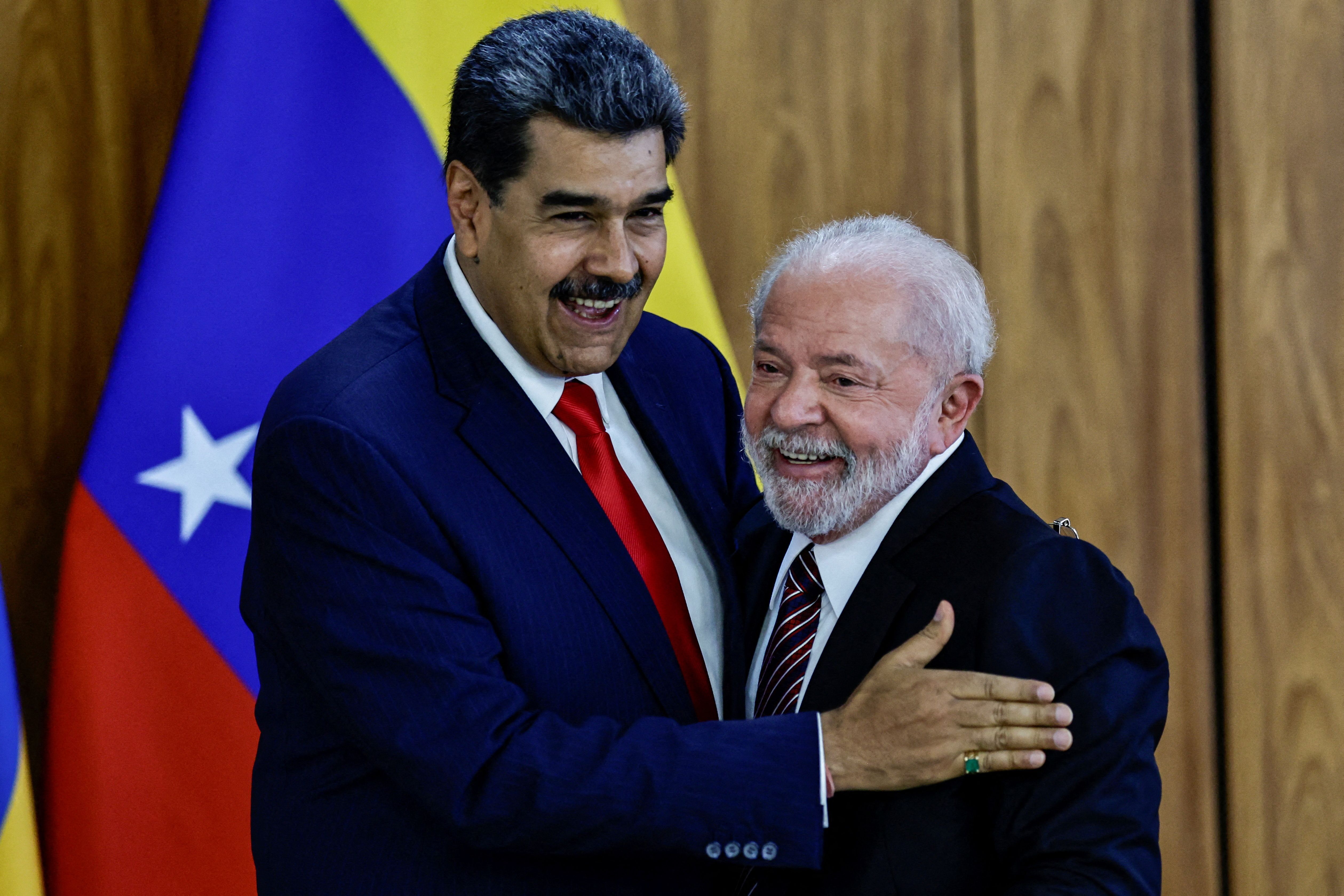 Presidente Luiz Inácio Lula da Silva ao lado do presidente