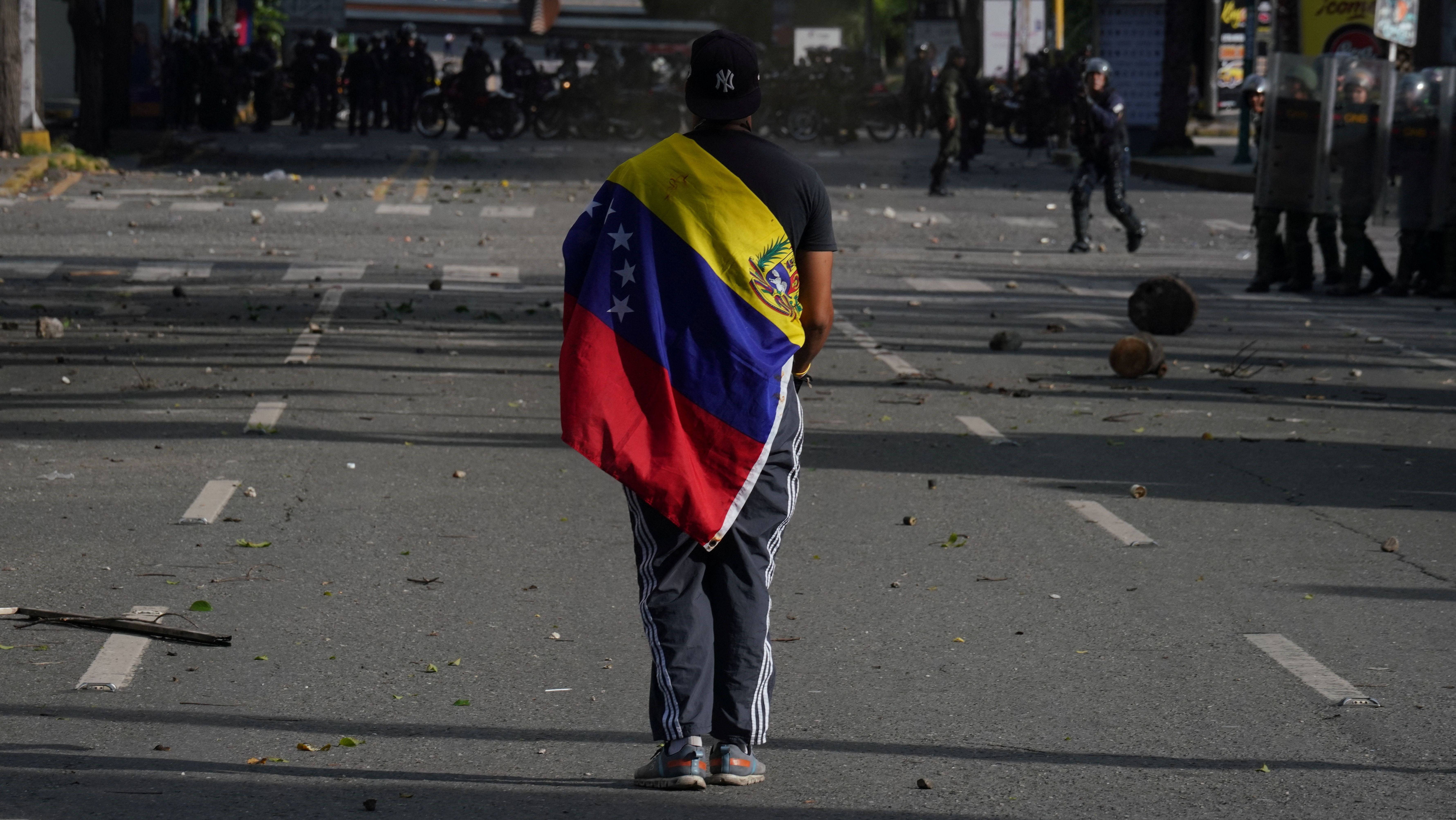 Manifestante com a bandeira da Venezuela