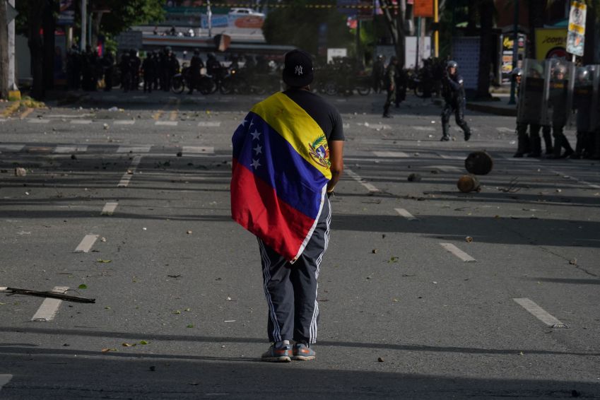 Manifestante de oposição protesta contra vitória declarada por Maduro em eleição na Venezuela / 29/07/2024 REUTERS/Alexandre Meneghini