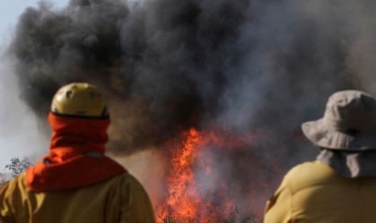 Bombeiros observam incêndio no departamento de Santa Cruz, na Bolívia
