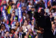 Casal Obama agita convenção e mostra caminho para possível vitória de Harris