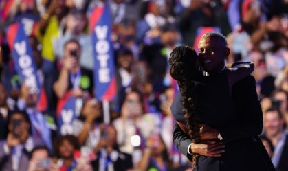 Casal Obama agita convenção e mostra caminho para possível vitória de Harris