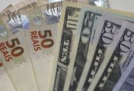 Dólar avança com tensões geopolíticas e fiscal no radar; bolsa sobe