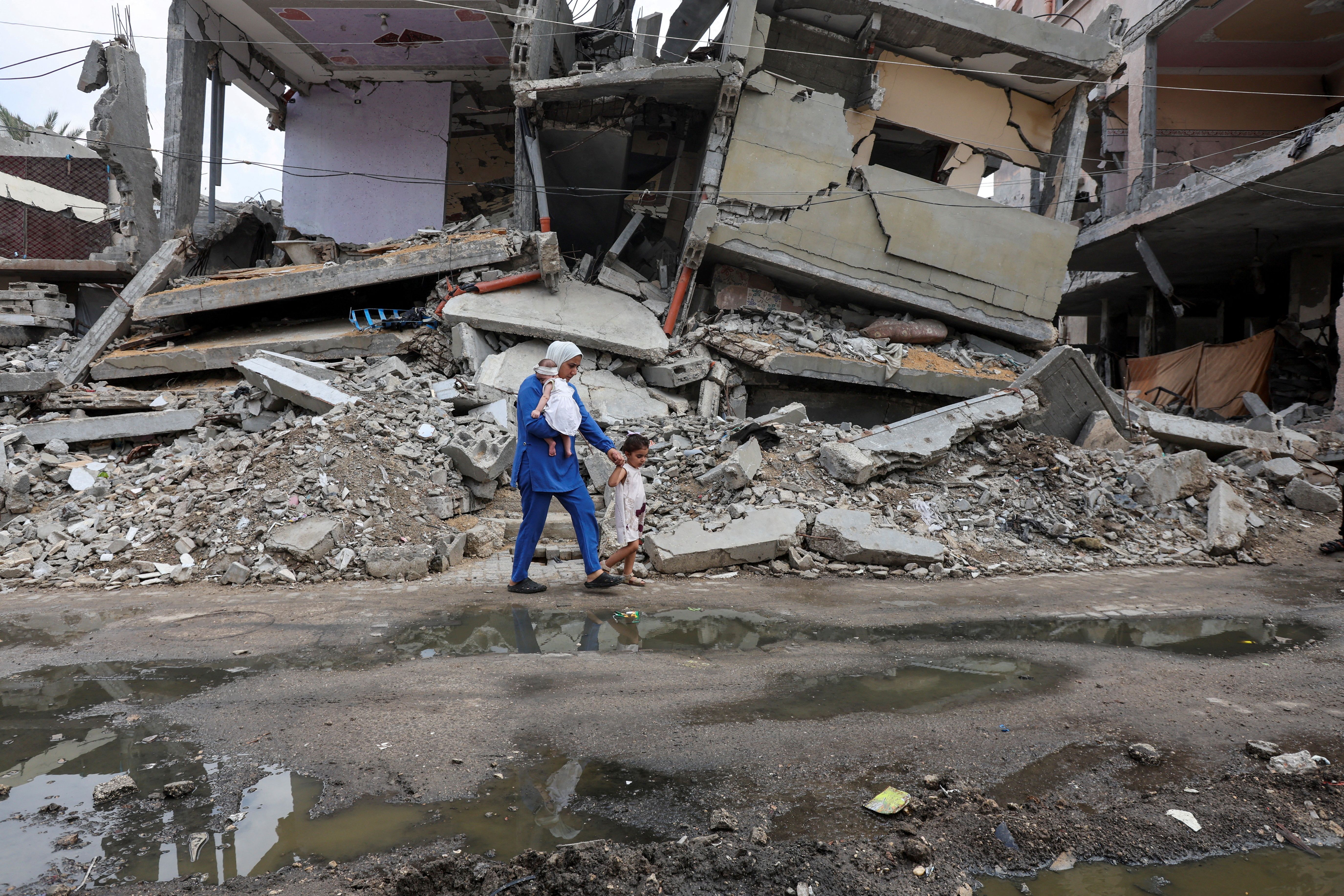 Mãe de Gaza volta para abrigo após levar filhas para