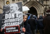 Assange é acusado de publicar 