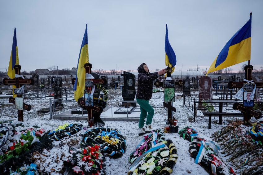 Cemitério na vila de Lozuvatka, na região de Dnipropetrovsk, Ucrânia / 22/01/2024 REUTERS/Alina Smutko