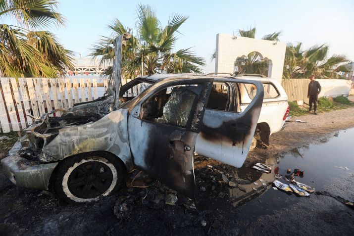 Veículo danificado por ataque israelense em Deir Al-Balah, Gaza / 2/4/2024 REUTERS/Ahmed Zakot
