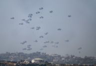 Após sobreviver a ataque aéreo, menino palestino morre em busca de ajuda