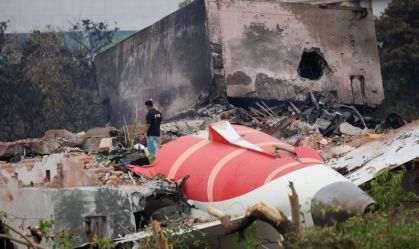 Possível corte de combustível de avião que caiu na Índia é investigado