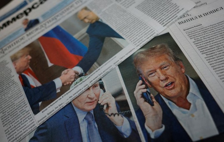 Fotos em jornais sobre conversa por telefone entre Putin e Trump • 13/2/2025 REUTERS/Maxim Shemetov