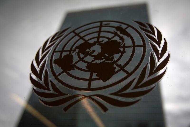 Logotipo da ONU em janela no edifício-sede das Nações Unidas