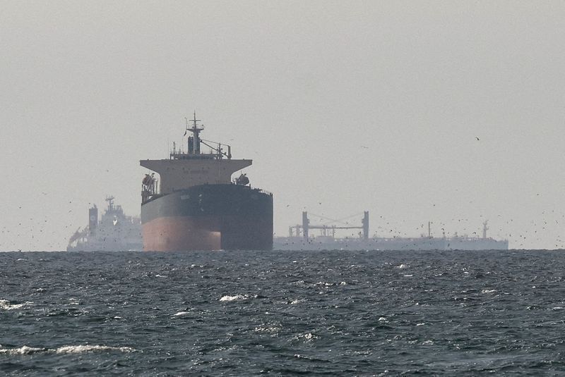 Petroleiros navegam no Golfo Pérsico, perto do Estreito de Ormuz