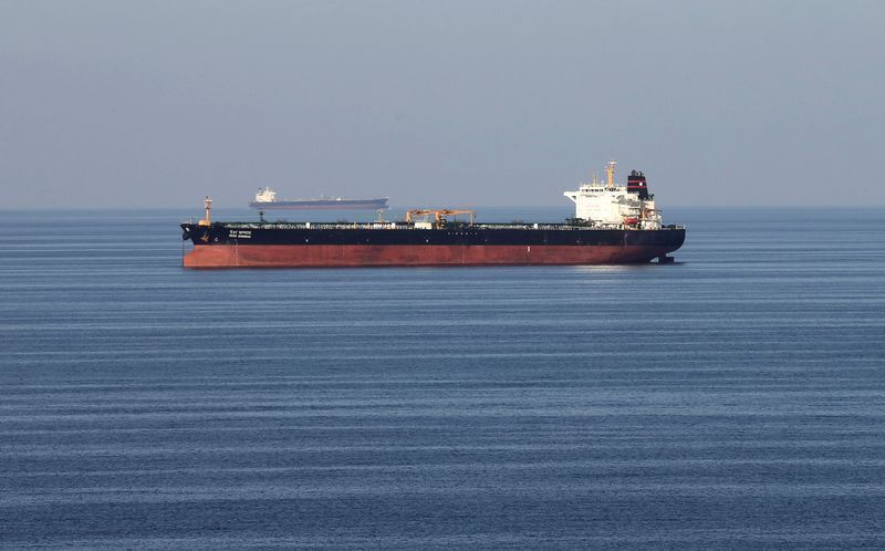 Petroleiro é atingido por projétil não identificado na costa de Omã