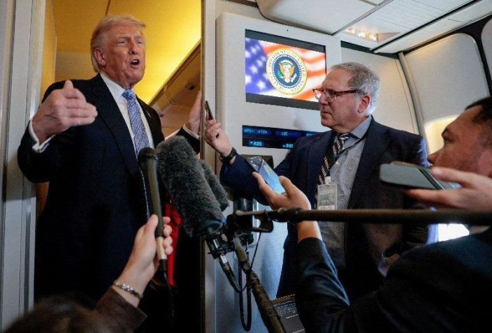 O presidente dos EUA, Donald Trump, fala com membros da mídia a bordo do Air Force One, após sua visita à China • O presidente dos EUA, Donald Trump, fala com a imprensa a bordo do Air Force One a caminho dos EUA após sua visita oficial ao presidente Xi Jinping na China, em 15 de maio de 2026. REUTERS/Evan Vucci/Foto de arquivo
