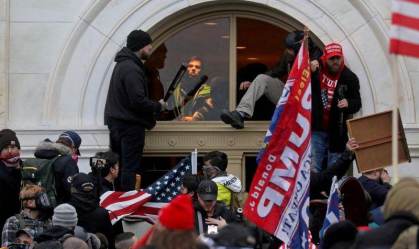 Homem que disse ter seguido ordens de Trump para invadir Capitólio é condenado nos EUA