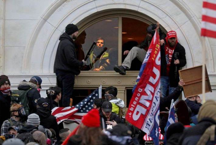 Ataque de apoiadores de Trump ao Capitólio em janeiro de 2021 resultou em acusações contra 800 pessoas • Foto: Reuters/Leah Millis