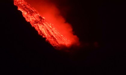 Casal alemão se refugia em barco para escapar de lava de vulcão em La Palma
