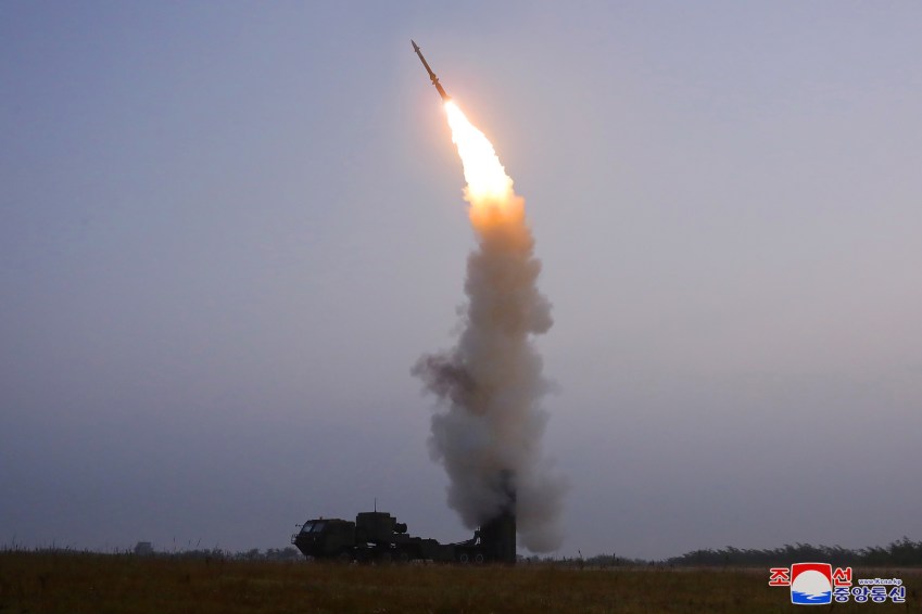 Míssil antiaéreo recém-desenvolvido, testado pela Coreia do Norte em outubro / Reprodução