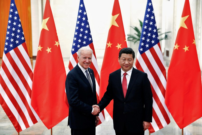 Presidente da China, Xi Jinping, ao lado do presidente dos EUA, Joe Biden, em Pequim / Getty Images