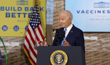 EUA já garantiram milhões de doses da pílula da Pfizer contra Covid-19, diz Biden
