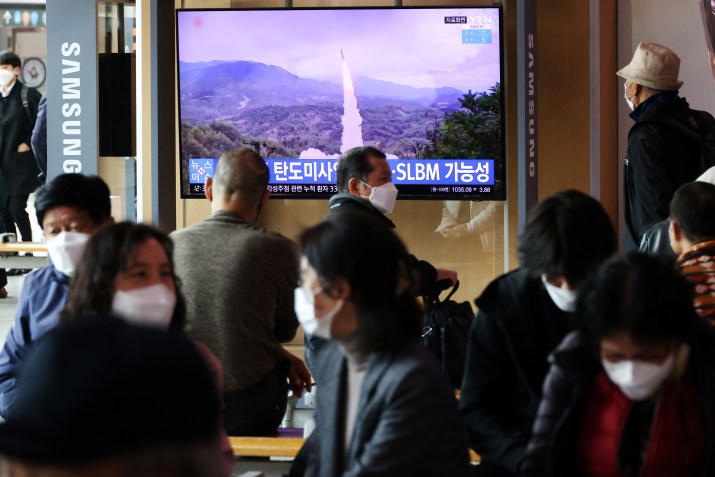 Pessoas em Seul assistem reportagem na TV sobre lançamento de míssil feito pela Coreia do Norte /