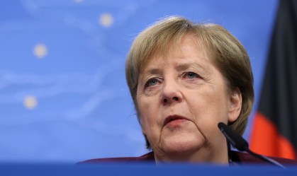 Merkel critica líder do próprio partido por cooperar com extrema-direita