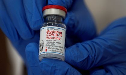 Covid-19: governo fecha compra 12,5 milhões de doses de vacina da Moderna