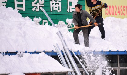 Na China, nevasca fora de época provoca destruição e mortes