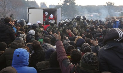 Violência cresce na fronteira entre Polônia e Belarus em meio à crise migratória