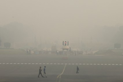 Neblina e fumaça tóxica tomam o céu da capital da Índia