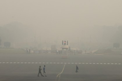 Neblina e fumaça tóxica tomam o céu da capital da Índia
