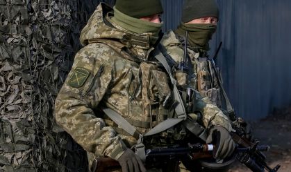 Militares perto do vilarejo de Zolote, área controlada por tropas