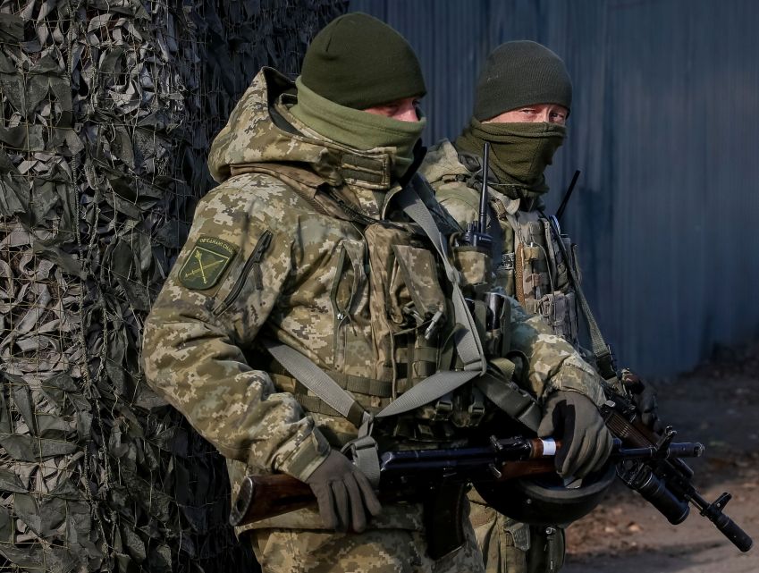 Militares perto do vilarejo de Zolote, área controlada por tropas do leste da Ucrânia apoiadas pela Rússia / Reuters/ Gleb Garanich