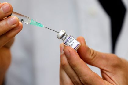 Profissional de saúde prepara dose de vacina contra a Covid